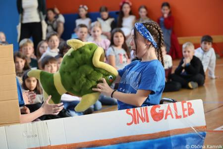 Otroci Osnovne šole Marije Vere so pozdravili pomlad in se spomnili knjižnih junakov (56)